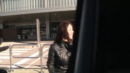 Tetas Enormes En El Furgón